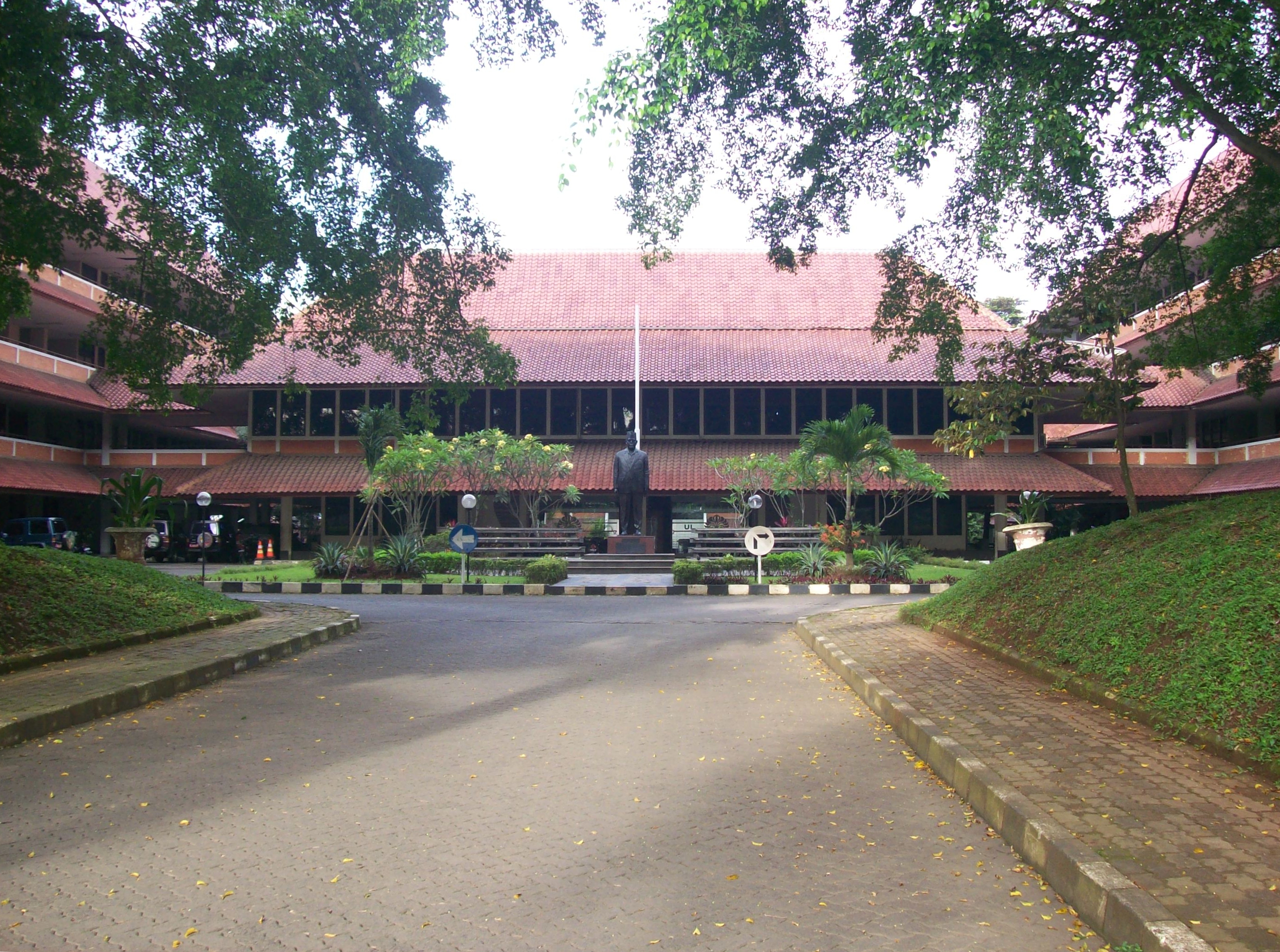 Tahun 2012 Fakultas Hukum Universitas Indonesia “FH UI” masih dinobatkan Penulis sebagai fakultas hukum terbaik seantero nusantara